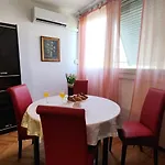 Gala With Free Parking Near Old Town Apartman