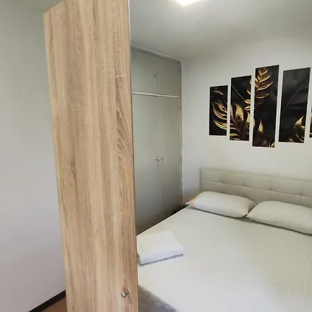 Апартаменти Gala With Free Parking Near Old Town