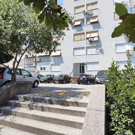 Апартаменти Gala With Free Parking Near Old Town