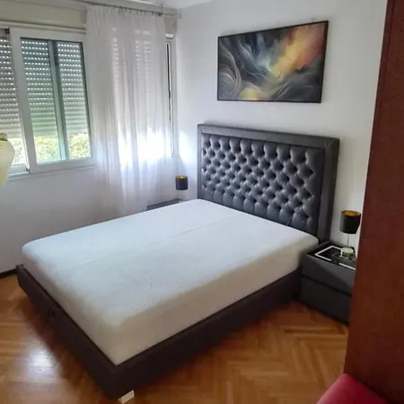 Gala With Free Parking Near Old Town Apartment